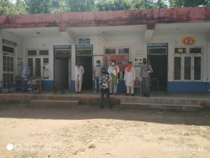 प्राथमिक उपचार केंद्र में स्प्रे करते एकल अभियान फाउंडेशन के कार्यकर्ता
